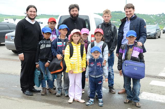 Daruri pentru 20 de copii nevoiaşi, în urma campaniei "Cadoul tău pentru noi, papuceii pentru ei"