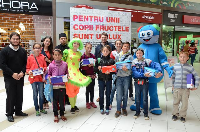 Daruri pentru 20 de copii nevoiaşi, în urma campaniei "Cadoul tău pentru noi, papuceii pentru ei"