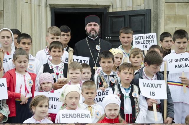 Sunet de toacă şi paradă de costume populare, în oraşul Hârlău