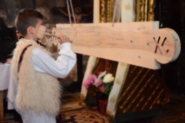 Sunet de toacă şi paradă de costume populare, în oraşul Hârlău