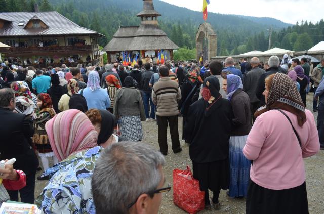 Părintele Justin, înconjurat de inimile pelerinilor
