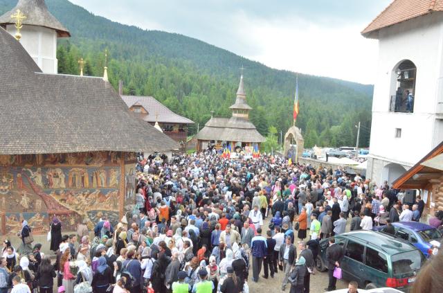 Părintele Justin, înconjurat de inimile pelerinilor