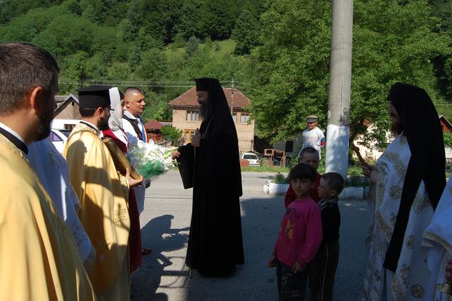 Vizită arhierească în parohia Nădrag