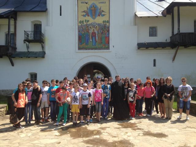 Tineri din Câmpulung Moldovenesc, în pelerinaj la mănăstirile din Neamţ