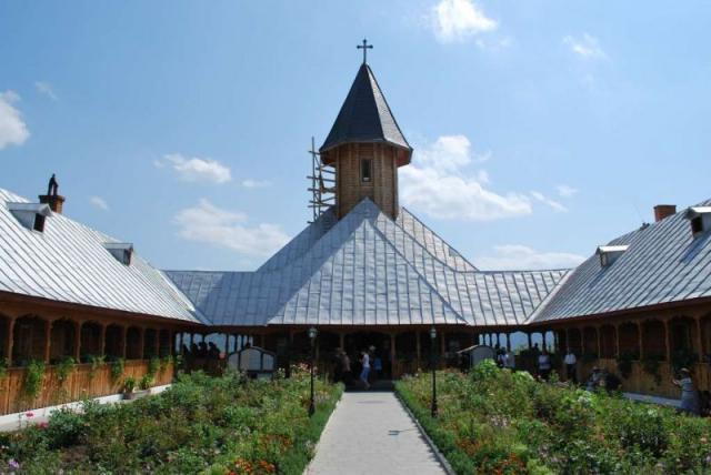 4 ierarhi la hramul mănăstirii Sfânta Ana din Orşova