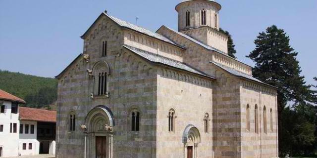 Zid de protecţie în jurul Mănăstirii Decani-Kosovo împotriva extremiştilor albanezi