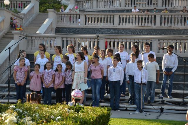 Cantus Mundi, în grădina complexului Palas din Iași