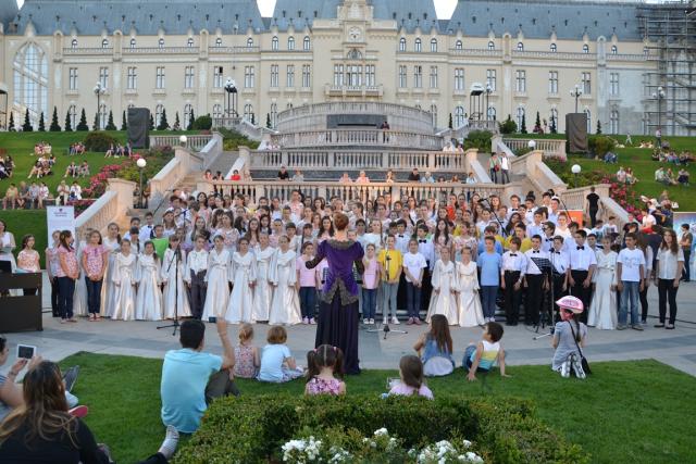 Cantus Mundi, în grădina complexului Palas din Iași