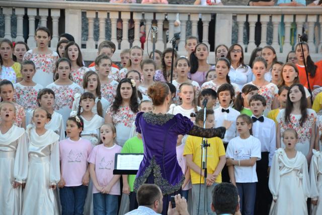 Cantus Mundi, în grădina complexului Palas din Iași