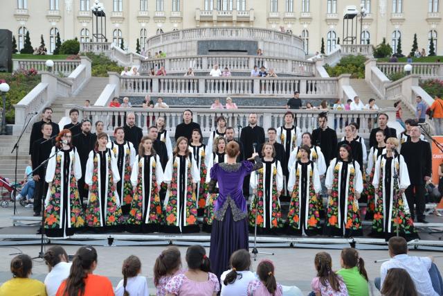 Cantus Mundi, în grădina complexului Palas din Iași