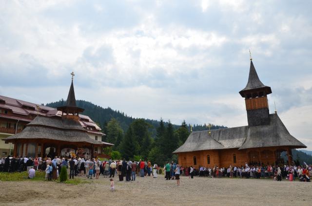 Sfântul Mare Mucenic Pantelimon, sărbătorit la Mănăstirea Paltin prin Liturghie arhierească