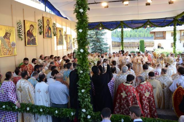 Șase ierarhi, 120 de preoți și mii de credincioși, la cel de-al doilea hram al Putnei