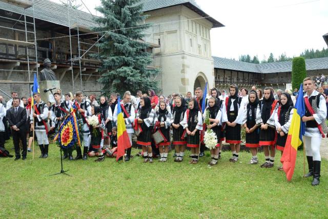 Șase ierarhi, 120 de preoți și mii de credincioși, la cel de-al doilea hram al Putnei