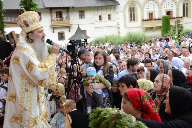 Șase ierarhi, 120 de preoți și mii de credincioși, la cel de-al doilea hram al Putnei
