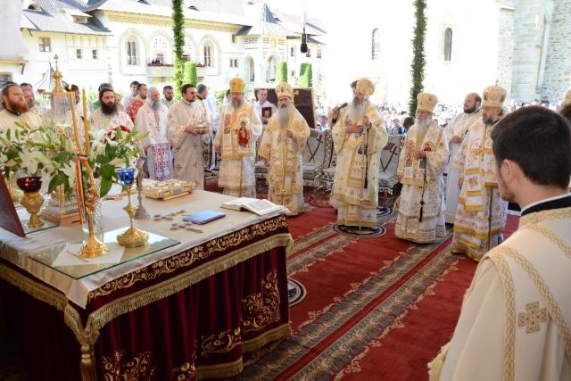 Șase ierarhi, 120 de preoți și mii de credincioși, la cel de-al doilea hram al Putnei