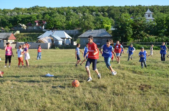 „Tabăra din pridvorul satului“ a ajuns în Parohia Holm