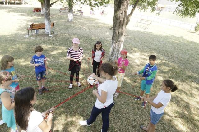 Frumuseţea prieteniei în Tabăra "Aripi de înger" (GALERIE FOTO)