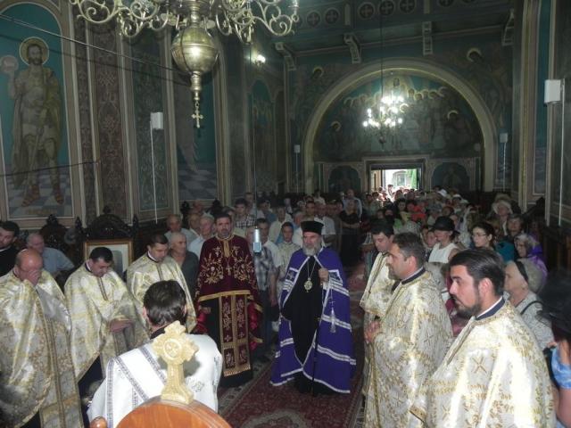 Slujbă arhierească în Parohia "Sfinţii Voievozi" - CFR din Bacău
