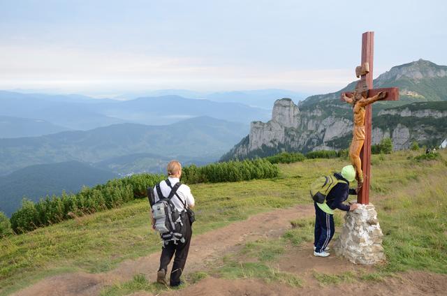 IPS Teofan, la hramul „Taborului românesc” : „Trebuie să dăm minţii noastre cât mai mult Ceahlău şi cât mai multă Liturghie” (GALERIE FOTO)