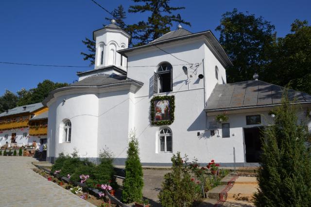 Doi ierarhi, la hramul Mănăstirii Bistriţa