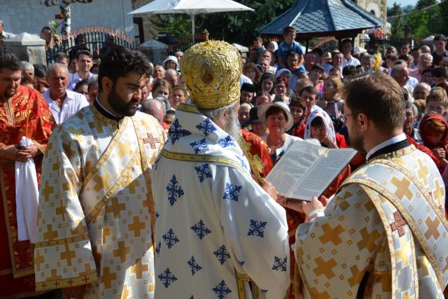Biserica Parohiei Filioara - Agapia, resfinţită de IPS Mitropolit Teofan (GALERIE FOTO)