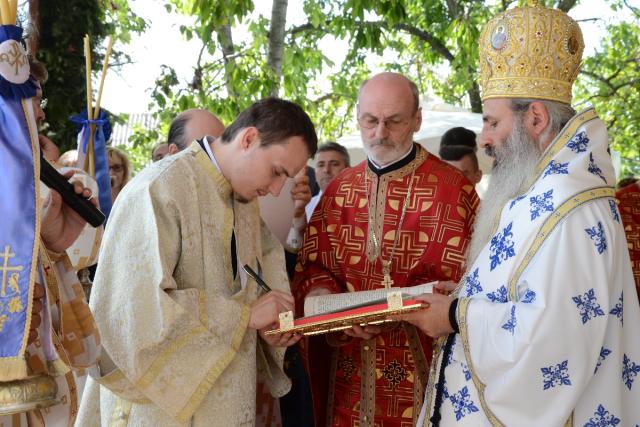 Biserica Parohiei Filioara - Agapia, resfinţită de IPS Mitropolit Teofan (GALERIE FOTO)