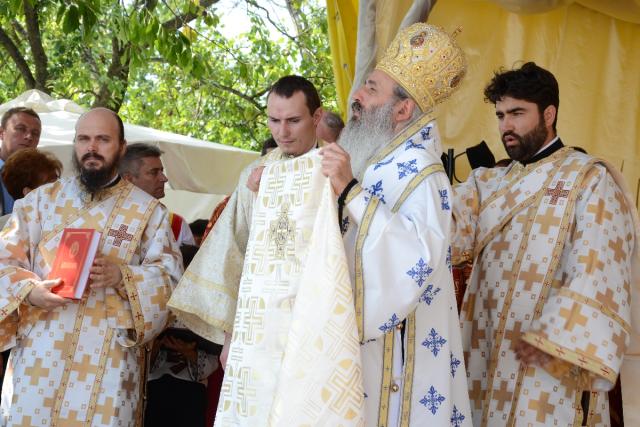 Biserica Parohiei Filioara - Agapia, resfinţită de IPS Mitropolit Teofan (GALERIE FOTO)