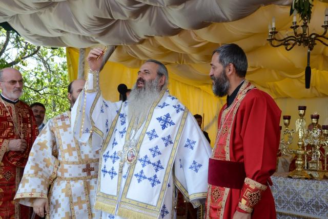 Biserica Parohiei Filioara - Agapia, resfinţită de IPS Mitropolit Teofan (GALERIE FOTO)
