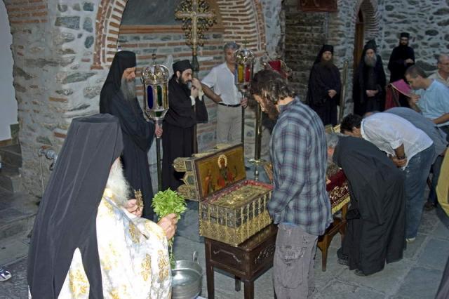 Pelerini închinându-se moaştelor Sfântului Nifon la mănăstirea Dionisiu, Athos