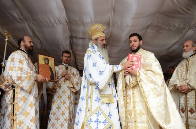 Biserica din Oşlobeni, resfinţită după ample lucrări de construcţie şi reabilitare