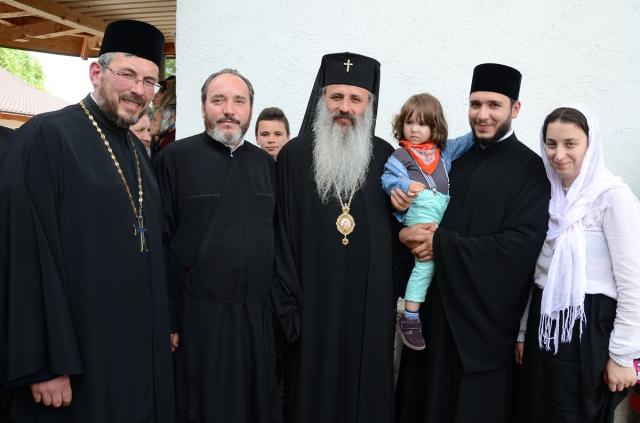 Biserica din Oşlobeni, resfinţită după ample lucrări de construcţie şi reabilitare