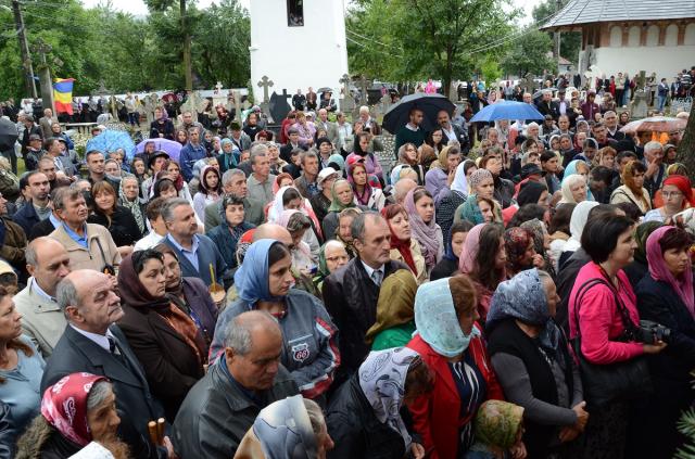 Biserica din Oşlobeni, resfinţită după ample lucrări de construcţie şi reabilitare