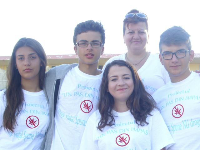 Elevi de la Colegiul Naţional „M. Sadoveanu”-Pașcani,  participanți la Concursul naţional de proiecte antidrog „Împreună”