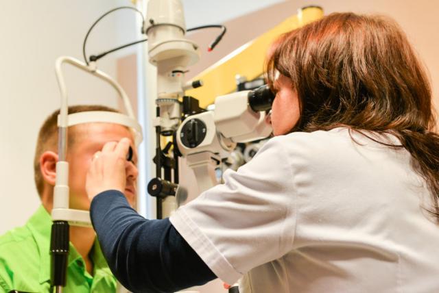 Zeci de elevi consultaţi gratuit oftalmologic la Policlinica "Providenţa"