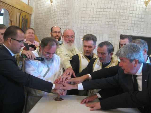O nouă biserică sfinţită la Oneşti