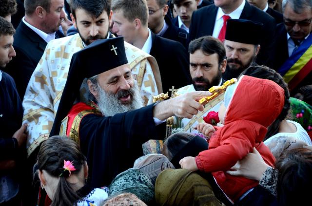„Catedrala munţilor” din Pipirig, resfinţită de 2 ierarhi