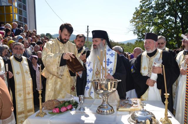 IPS Părinte Teofan, în Parohia Covasna: „Paradoxal, crucea este izvor de bucurie“