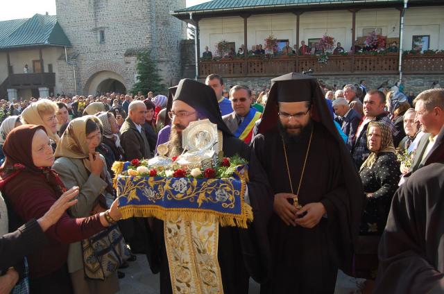 Părticică din moaştele Sfântului Ciprian, la Mănăstirea Râşca