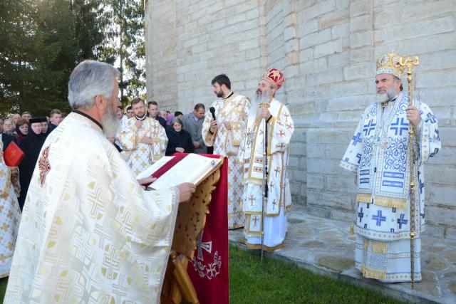 „Catedrala munţilor” din Pipirig, resfinţită de 2 ierarhi
