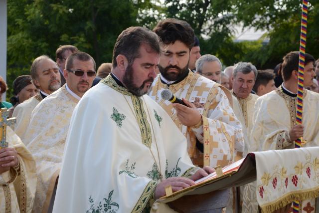 Sfințire de biserică și casă de prăznuire în satul Iazu-Nou