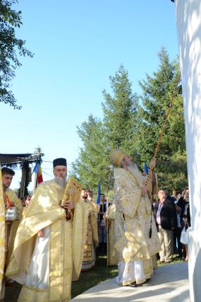A fost sfinţită Biserica „Sfânta Cuvioasă Parascheva“ din Mândreşti