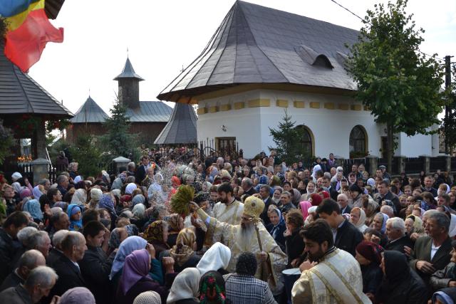 Sfințire de biserică oficiată de IPS Mitropolit Teofan, în parohia Nicolae Bălcescu- Flămânzi