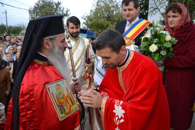 Sfințire de biserică oficiată de IPS Mitropolit Teofan, în parohia Nicolae Bălcescu- Flămânzi