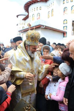 Lumină şi har peste Biserica „Sfântul Nicolae“ din Buhuşi