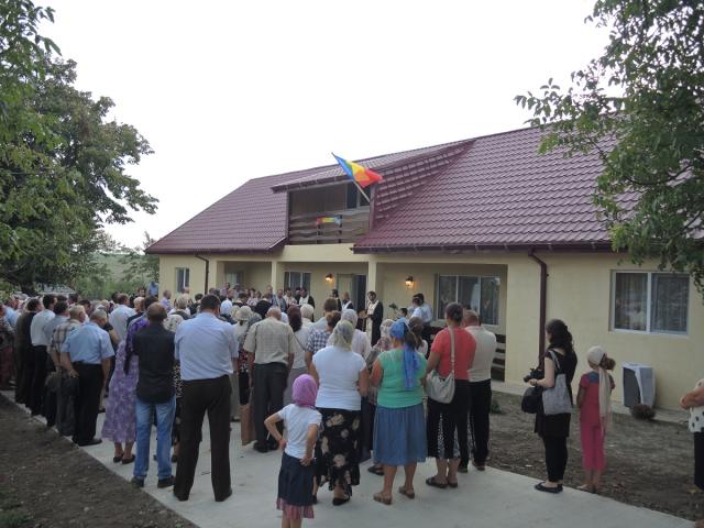 Sfinţire de casă socială şi monument dedicat memoriei eroilor, la Liteni - Hârlău