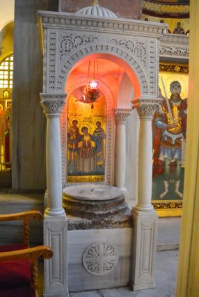 Fântâna cu aghiasmă din Biserica „Sfântul Dimitrie” din Tesalonic
