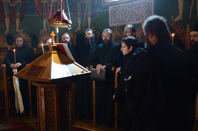 Trei ierarhi şi zeci de stareţi, la înmormântarea părintelui arhimandrit Victorin Oanele