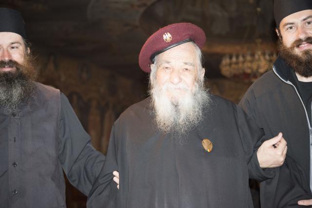 Monahul Paulin Clapon, decorat de Armata Română