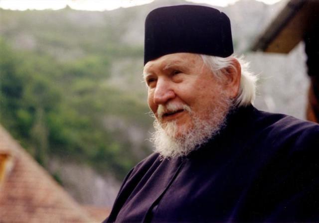 Părintele Teofil Părăian recitând poezii