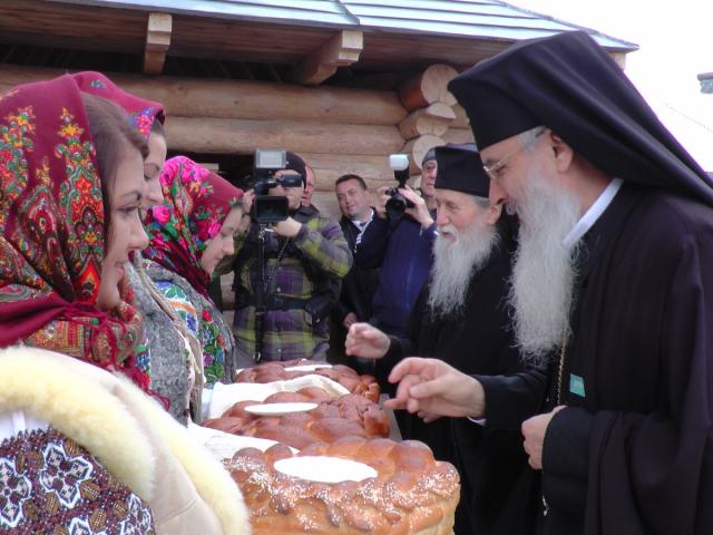 Trei ierarhi, la sfințirea bisericii Schitului Mitocu Dragomirnei